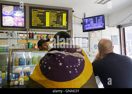 Sao Paulo, Brasilien. 29. August 2016. Menschen beobachten TV Sendung von der suspendierten brasilianische Präsidentin Dilma Rousseff sprechen während ihrer Amtsenthebungsverfahren im Senat in Brasilia, in Sao Paulo, Brasilien, 29. August 2016. Brasilianischer Marktführer Dilma Rousseff, zweimal gewählt Präsidenten als der Anwärter eines linksgerichteten Bündnisses führte die Workers' Party (PT), wird eines der kritischsten Momente ihrer politischen Karriere durchlaufen. © Marcelo D. Sants/Framephoto/AGENCIA ESTADO/Xinhua/Alamy Live-Nachrichten Stockfoto