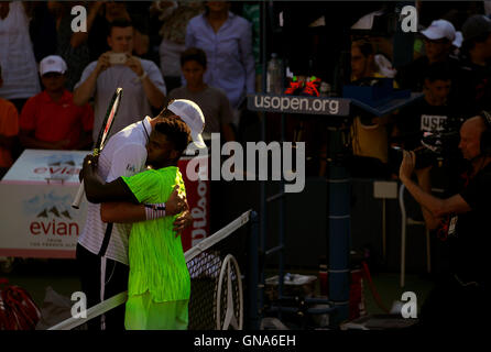 New York, Vereinigte Staaten. 29 Aug, 2016. Der Amerikaner John Isner Umarmungen fellow American Frances Tlafoe nach ihn zu besiegen fünf Sätze 3-6, 4-6, 7-6 (7-5), 6-2, 7-6 (7-3) in der ersten Runde an der United States Open Tennis Championships in Flushing Meadows, New York am Montag, den 29. August. Quelle: Adam Stoltman/Alamy leben Nachrichten Stockfoto