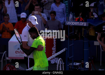 New York, Vereinigte Staaten. 29 Aug, 2016. Der Amerikaner John Isner Umarmungen fellow American Frances Tlafoe nach ihn zu besiegen fünf Sätze 3-6, 4-6, 7-6 (7-5), 6-2, 7-6 (7-3) in der ersten Runde an der United States Open Tennis Championships in Flushing Meadows, New York am Montag, den 29. August. Quelle: Adam Stoltman/Alamy leben Nachrichten Stockfoto