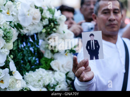 Los Angeles, USA. 29. August 2016. Ein Fan zeigt ein Bild von Juan Gabriel auf dem Hollywood Walk of Fame Stern von Gabriel in Los Angeles, Kalifornien, USA, 29. August 2016. Geliebten mexikanischen Sänger Juan Gabriel starb am Sonntag im Alter von 66 in Los Angeles an einem Herzinfarkt. Bildnachweis: Zhao Hanrong/Xinhua/Alamy Live-Nachrichten Stockfoto