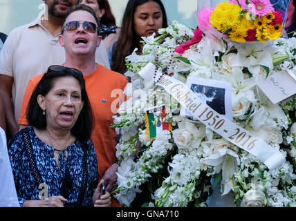 Los Angeles, USA. 29. August 2016. Menschen versammeln sich auf dem Hollywood Walk of Fame Star von Juan Gabriel in Los Angeles, Kalifornien, USA, 29. August 2016. Geliebten mexikanischen Sänger Juan Gabriel starb am Sonntag im Alter von 66 in Los Angeles an einem Herzinfarkt. Bildnachweis: Zhao Hanrong/Xinhua/Alamy Live-Nachrichten Stockfoto