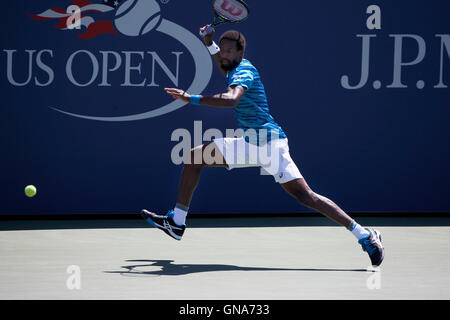 New York, Vereinigte Staaten von Amerika. 29. August 2016. Gael Monfils Frankreichs in seiner ersten Vorrundenspiel gegen Gilles Muller von Luxemburg in den Vereinigten Staaten Open Tennis Championships in Flushing Meadows, New York am Montag, den 29. August. Monfils gewann das Match in drei Sätzen. Bildnachweis: Adam Stoltman/Alamy Live-Nachrichten Stockfoto