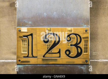 123 Zeichen. Messing Haus Nummernzeichen 123. Stockfoto