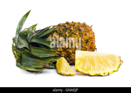 Frische Ananas (auch als Ananas Comosus, Bromeliaceae Ananas, Kiefer Nadelbaum, Tupi Nanas genannt) isoliert auf weißem Hintergrund Stockfoto