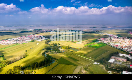 Felder und Dörfer entlang der gewundenen Jinwuzhu Bewässerungskanal, suburban Landschaft am südlichen Ufer des Songhua-Flusses Stockfoto