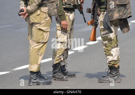 Indische Armee mit AK-47 Stockfoto