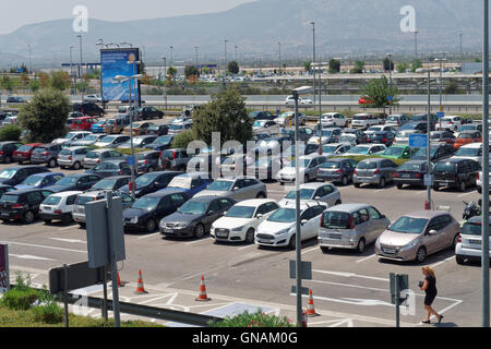 Athen, Griechenland - 6. August 2016: Parkende Autos am Athen Flughafen-Parkplatz. Stockfoto