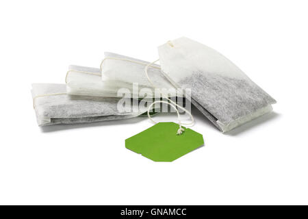 Stapel von Grüntee Beutel mit leeren Tag auf weißem Hintergrund Stockfoto