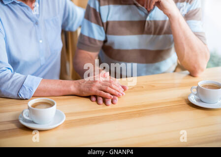 Angenehme senior Liebespaar am Tisch sitzen Stockfoto