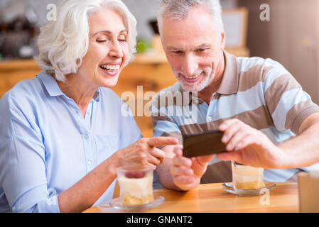 Fröhliche älteres Paar im Café sitzen Stockfoto