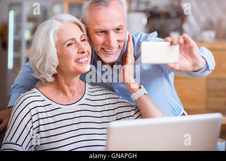 Fröhliches paar Selfies machen Stockfoto