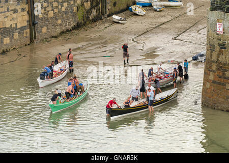 Konkurrenten in einem Rennen Cornish Pilot Gig Rückkehr in Newquay Hafen in Cornwall. Stockfoto