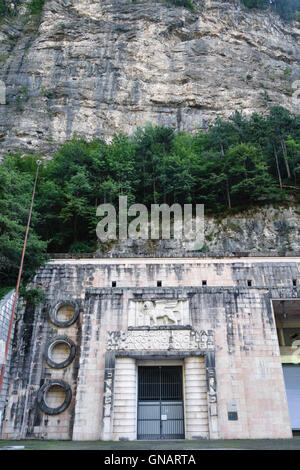 Dolomiten, Trentino, Italien. Eingang zu einem hydroelektrischen Kraftwerk in den Bergen nördlich von Belluno Stockfoto