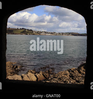 Blick aus dem Fenster des kleinen Dennis Castle in Richtung St Mawes, Cornwall, England, UK. Stockfoto