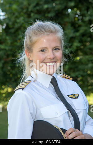 Porträt eines jungen weiblichen Piloten in uniform Stockfoto