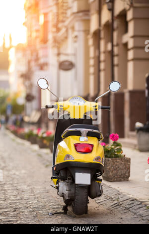 Rückansicht des gelben Scooter. Stockfoto