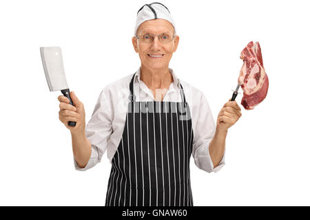 Senior Metzger ein Stück rohes Fleisch und einem Beil isoliert auf weißem Hintergrund Stockfoto