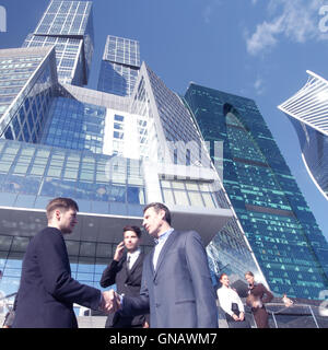 Geschäftsleute Händeschütteln, finishing ein Treffen außerhalb Büro Stockfoto