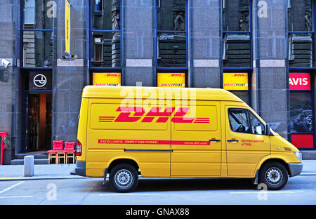 BUDAPEST, Ungarn - 20. Mai: Gelbe DHL van geparkt in der Straße von Budapest am 20. Mai 2016. Stockfoto