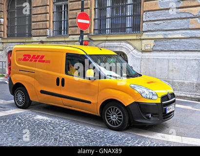 BUDAPEST, Ungarn - 20. Mai: Gelbe DHL van geparkt in der Straße von Budapest am 20. Mai 2016. Stockfoto