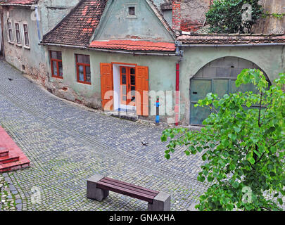 Leere Straße der Stadt Sibiu, Siebenbürgen, Rumänien Stockfoto
