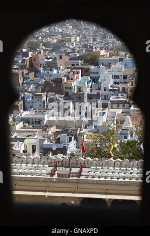 Ein Blick über Udaipur durch ein Fenster aus dem Stadtschloss Stockfoto