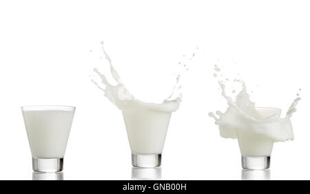 Satz von Milch spritzt aus dem Glas isoliert auf weißem Hintergrund Stockfoto