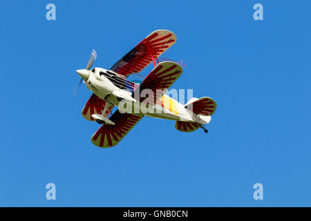 Christen Sie Eagle Ii G-OEGL im Flug über Breighton Flugplatz Stockfoto