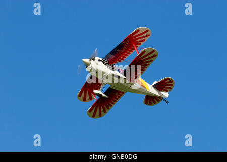 Christen Sie Eagle Ii G-OEGL im Flug über Breighton Flugplatz Stockfoto