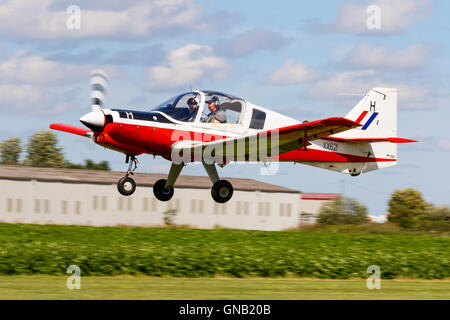 Scottish Aviation Bulldog T1 XX621 G-CBEF im Flug abheben vom Flugplatz Breighton Stockfoto