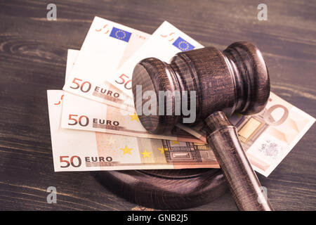 Hammer und einige Euro-Banknoten Stockfoto