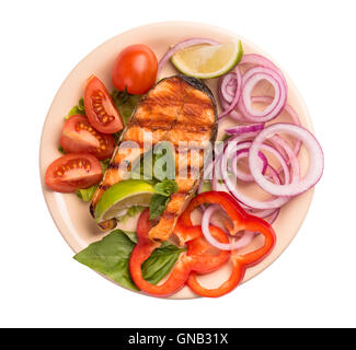 Gegrilltes Lachssteak auf Platte isoliert auf weißem Hintergrund. Stockfoto