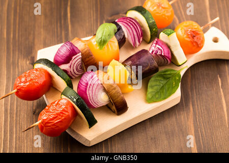 Veggie-Spieße auf Schneidebrett Stockfoto