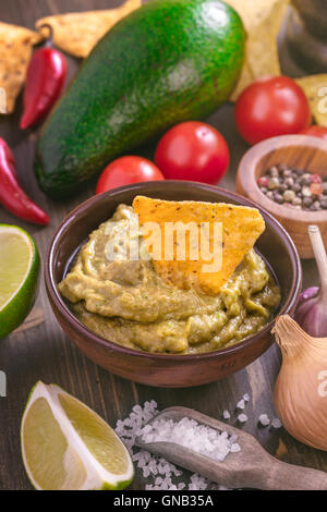 Guacamole Sauce mit Mais-chips Stockfoto