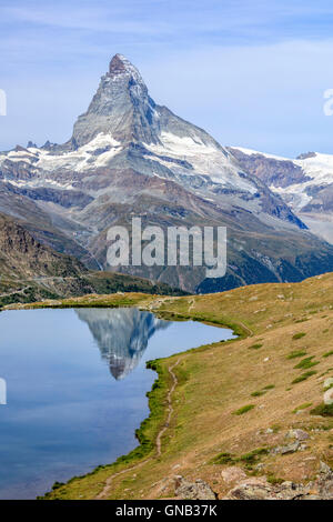 Die Spitze des Matterhorn spiegelt sich im See Stellisee Zermatt Kanton Wallis Walliser Alpen der Schweiz Europas