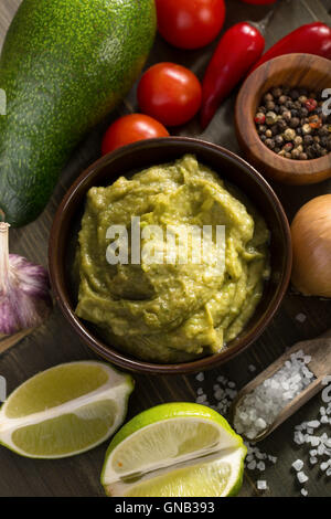 Frische Guacamole Sauce und Zutaten Stockfoto