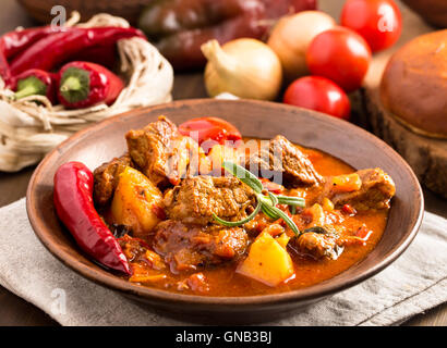 Ungarisches Gulasch in Platte Stockfoto