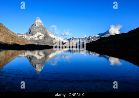 Das Matterhorn spiegelt sich in den blauen Wassern des Sees Stellisee Zermatt Walliser Alpen Kanton Wallis Schweiz Europa