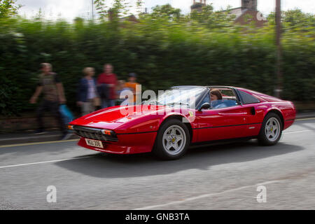 Ormskirk MotorFest mit super Autos, historics, Vintage collectible Autos in der historischen Altstadt, in Lancashire, Großbritannien Stockfoto
