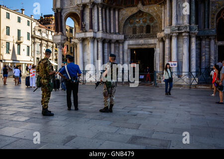 Venedig, Italien - 13. August 2016: Venedig, Italien. Den Markusplatz mit Polizisten bewachen Stockfoto