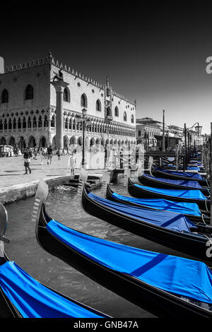 Venedig, Italien - 13. August 2016: Venedig, Italien. St.-Markus Platz und Gondeln Stockfoto