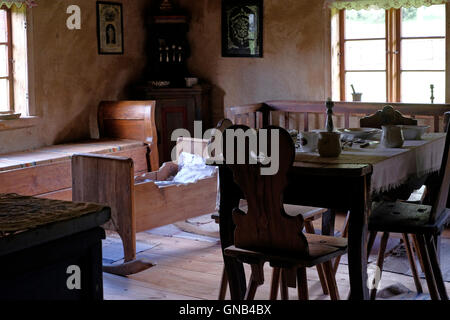 Ein Zimmer, das Privatmuseum "Masurische XIX c. Hütte" befindet sich in einer hölzernen, fast hundert Jahre alten antiken Hütte liegt in Kadzidlowo Region ein kleines Dorf in der administrativen Bezirk der Gmina Ruciane-Nida, Pisz Komitat, Woiwodschaft Ermland-Masuren, im Norden von Polen. Stockfoto