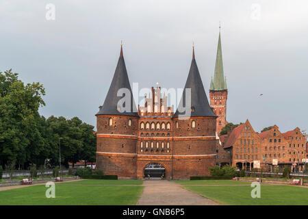 Stadttor Holstentor und Church of St. Peter, Lübeck, Schleswig-Holstein, Deutschland Stockfoto