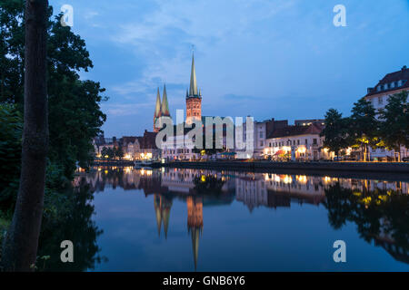 Altstadt und Fluss Trave in der Abenddämmerung, Lübeck, Schleswig-Holstein, Deutschland Stockfoto