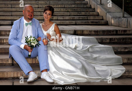 Paar, sitzen auf den steinernen Stufen Stockfoto