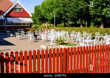 Lund, Schweden - 24 August, 2016: die Menschen Entspannung und Unterhaltung im Café des Restaurant Stadsparken im öffentlichen Stadt Stockfoto