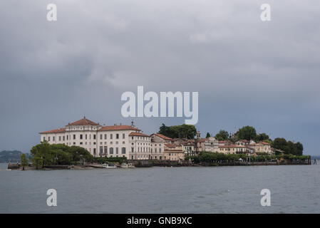 Isola Bella - Lago Maggiore, Italien - 5. August 2016: Blick auf die berühmte Isola dei Pescatori vom Boot an einem stürmischen Tag Stockfoto