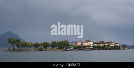 Isola dei Pescatori, Stresa, Italien - 5. August 2016: Blick auf die berühmte Isola dei Pescatori vom Boot an einem stürmischen Tag Stockfoto