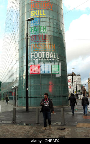 Das Nationale Fußballmuseum, das auch als Urbis-Zentrum bekannt ist. Ein modernes futuristisches Gebäude im Stadtzentrum von Manchester. England, Großbritannien Stockfoto