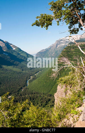 Glacier Nationalpark gesehen von der Going-to-the-Sun Road in der Nähe von Vogel Frau fällt. Stockfoto